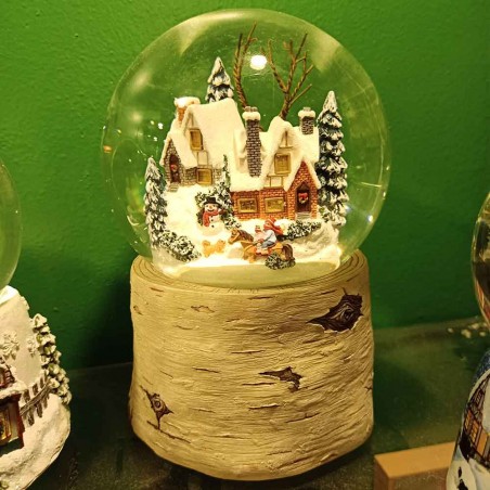 bola de nieve con casa nevada en su interior