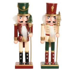Cascanueces en Madera de Pino con Árbol Navideño